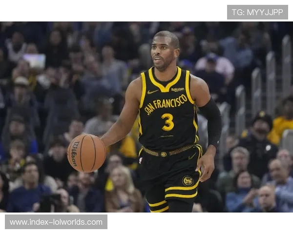 勇士新秀TJD上演惊天补扣,替补席毛巾挥舞成经典画面