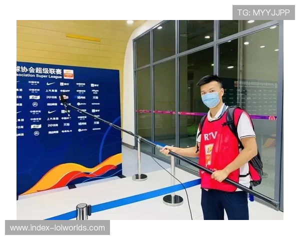 媒体记者赛前两小时到场,采访区准备就绪