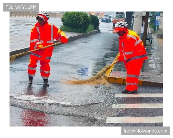 塞维利亚主场大雨如注，比赛两度中断，工作人员紧急清理积水